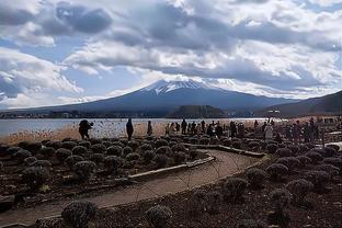 鲁尼：在主场输给利物浦之后，年轻球员训练前在更衣室跳舞